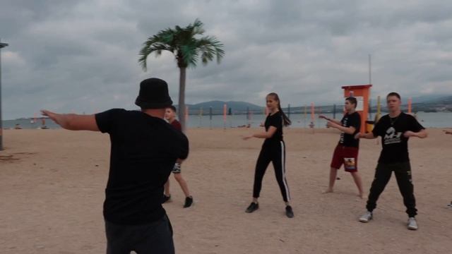 Танцующий рассвет на берегу моря в Геленджике / зарядка, позитив, энергия, атмосфера.