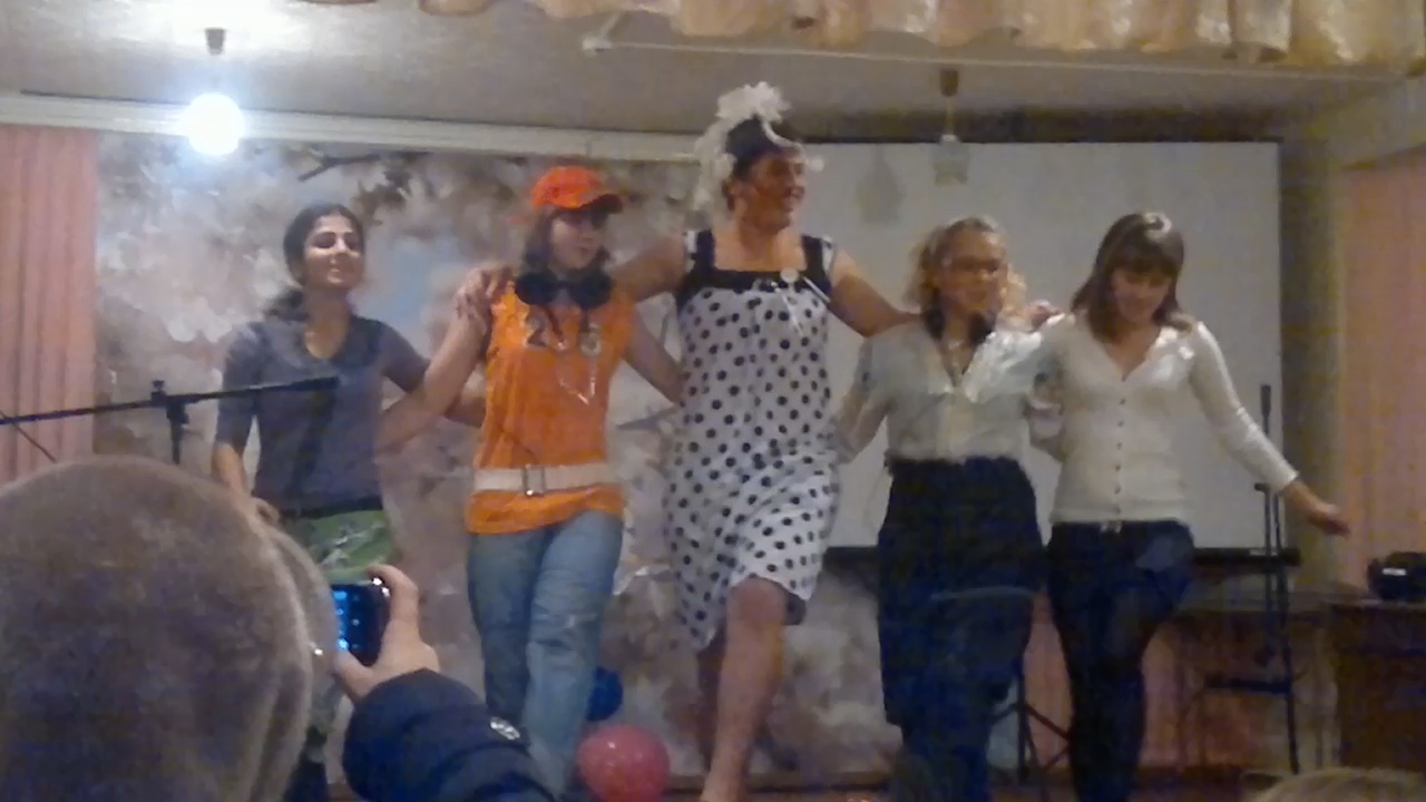 Ученики танцуют на сцене смотреть онлайн