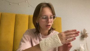 Рисую на холсте, вяжу, провожу время без телефона