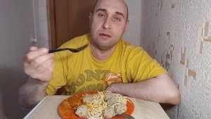 КУШАЮ МАКАРОНЫ С ТЕФТЕЛЯМИ / КАБАЧКОВАЯ ИКРА/ ОБЖОР / МУКБАНГ