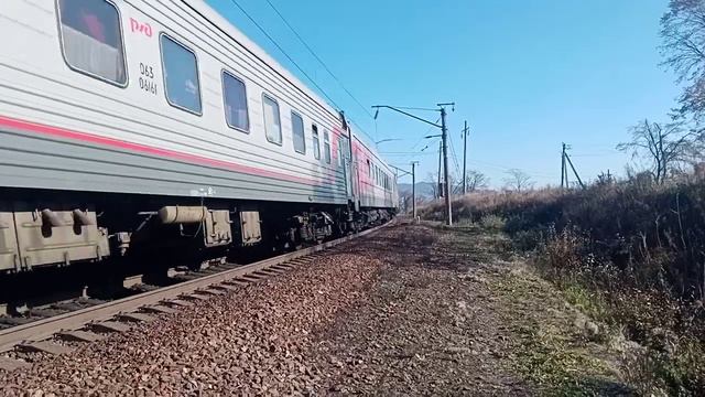 Электровоз ЭП1-005 со скорым поездом №012Й Самара-Владивосток осенью на Транссибирской магистрали.
