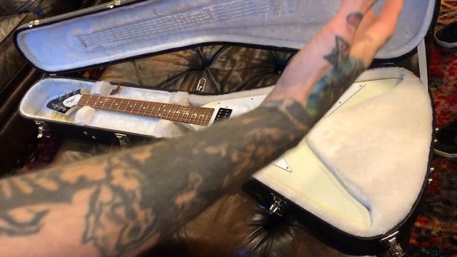 AWESOME 2012 Gibson White Flying V UNBOXING смотреть онлайн