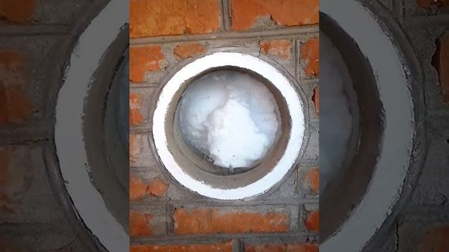 Заполнение стены пеноизолом вид через иллюминатор.