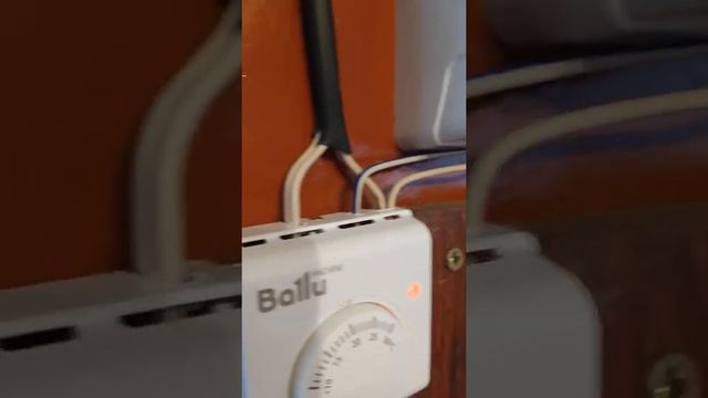 Подключить термостат Ballu BMT-1 и татарские инфракрасные потолочные обогреватели.
