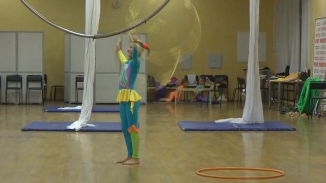 ОТКРЫТЫЙ УРОК // ЦИРК БРАВО // ОЛЕСЯ ЧИСЛОВА С ОБРУЧАМИ смотреть онлайн