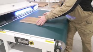 Вальцовая покраска шпонированного МДФ прозрачной системой отделки УФ-материалами на линии PURETE