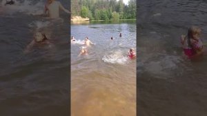 Лесное озеро в Гарболово и моя ода из любимых игрушек Яна плавает со мной