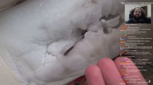 Бэбэй смотрит на холодильник Толяна в 2016-ом (в нём пленили Короля лича)