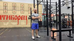 Вращение плеча наружу стоя с резиной