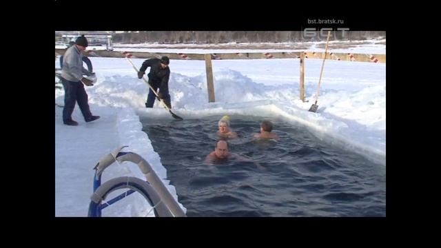 Экстрим ради здоровья как братские моржи купаются в ледяной воде смотреть онлайн