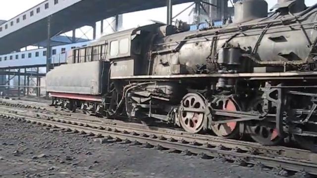 Steam locomotive intense activity in the steel mill: SY1676 and SY1696 shunt in Baotou. DCN000812 смотреть онлайн