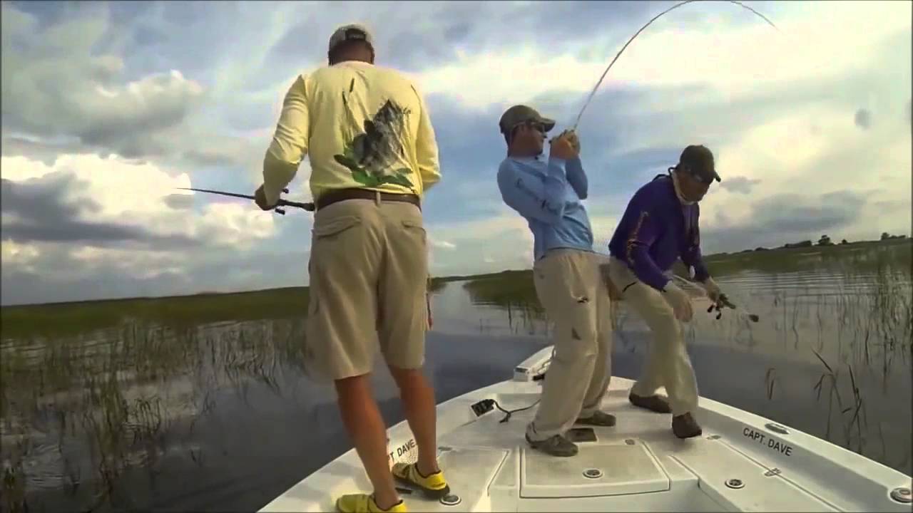 Ютуб рыбалка видео новинки. Случай на рыбалке. Приколы на рыбалке. Курьезные случаи на рыбалке. Неудачная рыбалка.