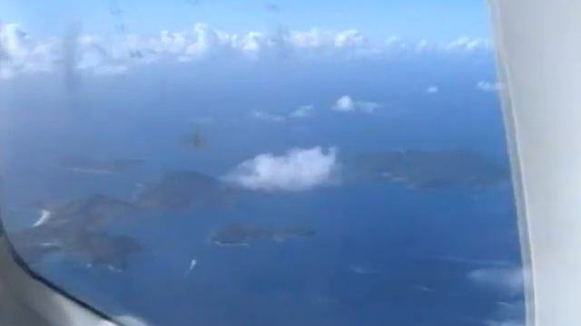 Cockpit view Beechcraft A65 Queen Air Antigua V C Bird airport to Dominica Canefield. смотреть онлайн