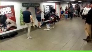 Нью-йоркский саксофонист зажигает!Метро Нью-Йорка