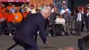 Байден споткнулся на лестнице в Филадельфии