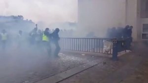 Gilets jaunes - CRS chahute par des manifestants - PARIS, 01/12/2018