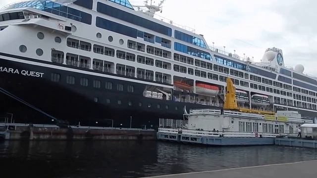 Морской круизный лайнер.