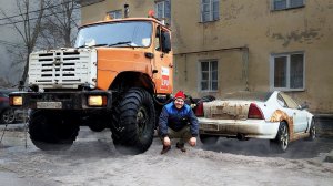 На большом ЗИЛе  в городской застройке