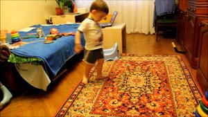 Малыш кружится