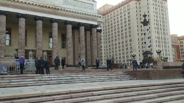 Прогулка у МГУ в Москве смотреть онлайн