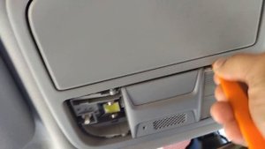 Снятие переднего плафона штурманского освещения на Honda CR-V