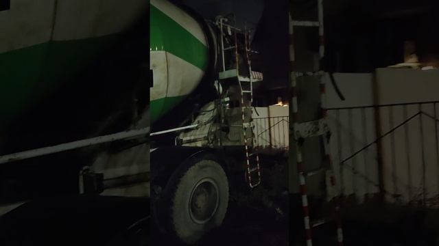 old concrete mixer at night. старая бетономешалка, ночью