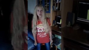 Девочке 11 лет классно поет))))