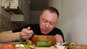 МУКБАНГ. ОБЖОР. БОРЩ В ХЛЕБЕ НА СВИНЫХ РЁБРАХ, САЛО, КОЛБАСА ДОМАШНЯЯ, ЧЕСНОК, ЛУК, ОВОЩИ. АСМР.