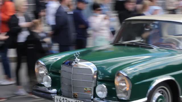 Ретро-весна: в Москве прошла гонка классических автомобилей