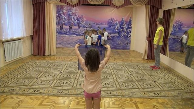 Подвижная игра с платочком. На скорость.  Игры для детей 5-6 лет