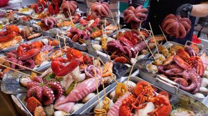 Вкусные блюда из морепродуктов, сашими, королевский краб, моллюски на гриле | Корейская уличная еда.