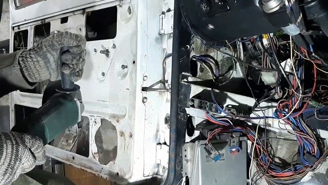 НИВА 4х4 | УБИРАЕМ ВМЯТИНЫ КЛЕЕМ | РЕМОНТ ДВЕРНЫХ НАВЕСОВ смотреть онлайн