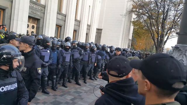 Полиция бьет митингующих людей.Жесть.Дубинки.Газ.Топтание ногами.Срочно !