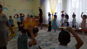 Танец с листьями "Осень постучалась к нам" на осеннем утреннике в подготовительной группе