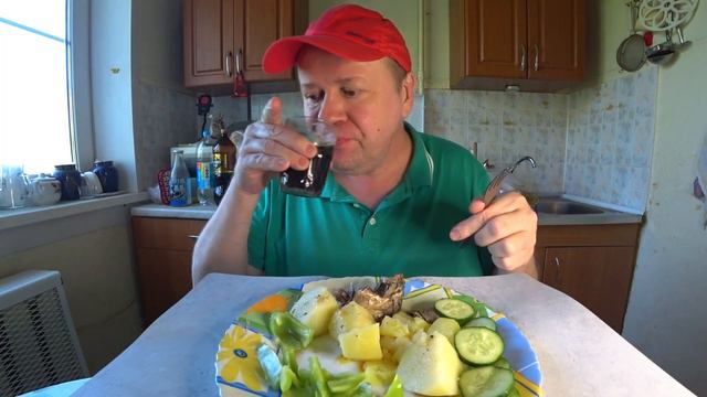 #mukbang #ASMR #food Мукбанг- скумбрия, картошка, перец, огурцы, хлеб, квас и т.д. Простая еда. 135