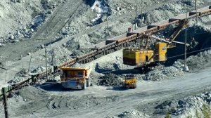 Самосвалы БелАЗ и Caterpillar 60 и 130 тонн на разгрузке