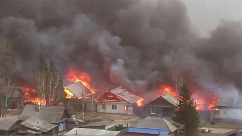 Из-за природных пожаров в Красноярском крае сгорели сотни жилых домов