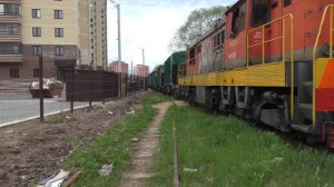 Маневровый тепловоз ЧМЭ3-2336 с вывозным поездом, подъездной путь к Дмитровскому стекольному заводу