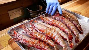 Гигантские Тигровые Креветки и Свинина Куробута Окинава морепродукты Япония.