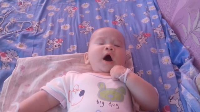 Как отучить сосать палец младенца.