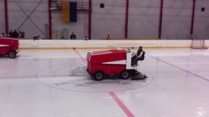 Каток Атек - заливка двумя машинами Zamboni ®.