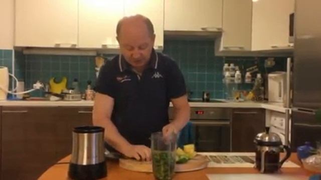 Приготовление фруктово-овощного смузи для очищения ЖКТ и борьбы с висцеральным жиром. 12.17 г. смотреть онлайн