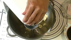 Рулет_Чешский._Шоколадный_бисквит_с_шоколадным_кремом_и_глазурью..mp4