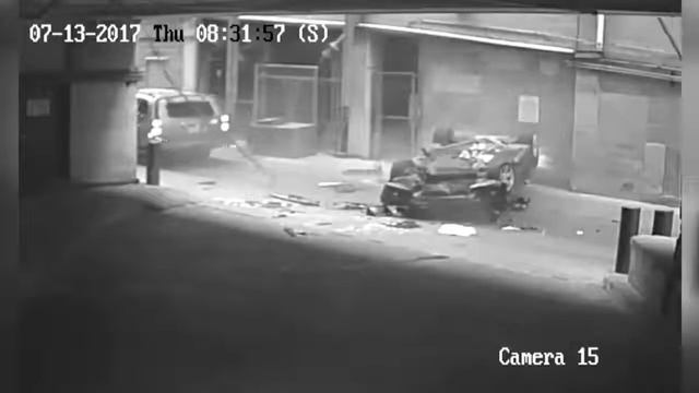 Падение автомобиля с многоуровневой парковки.(перепутала педали) Остин штат Техас. смотреть онлайн