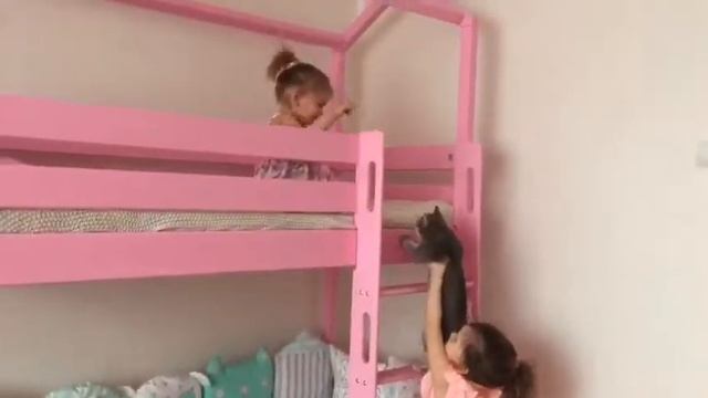 Кровать для девочек от Мани смотреть онлайн