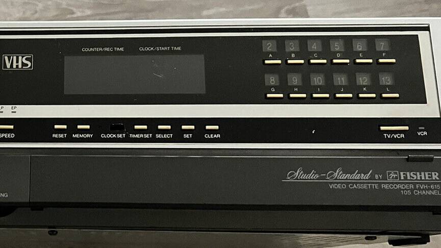 Стандартный кассетный видеомагнитофон Fisher FVH-615 VCR Studio-Япония-1984-год