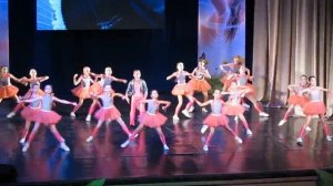 Танец "Один на всех". Ансамбль "Огоньки".  Концерт "День матери". Таганрог, 25 ноября 2018 г.