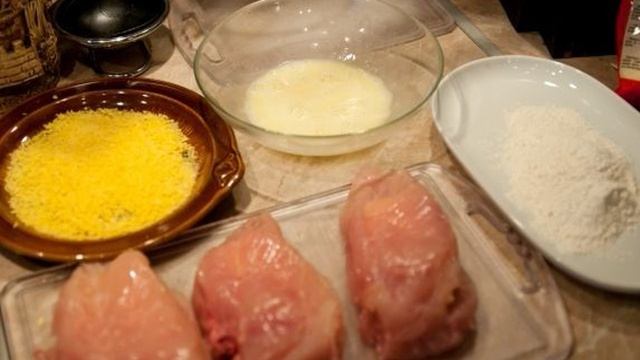 Куриная грудка с сыром в сухарях