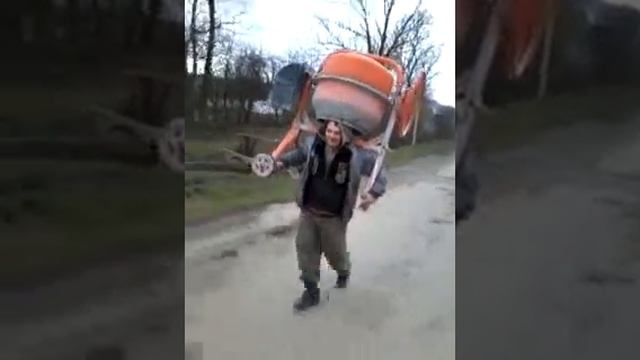 Прикол!!! Голова в бетономішалці! смотреть онлайн