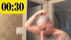 Женщина бреет голову бритвой Омнишейвер (Omnishaver) всего за 30 секунд